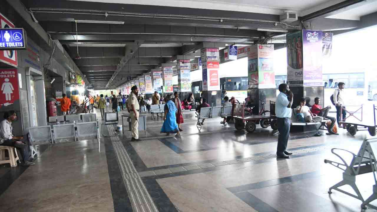 బస్సుల కోసం కరీంనగర్ బస్టాండ్‌లో ప్రయాణికుల ఎదురుచూపులు