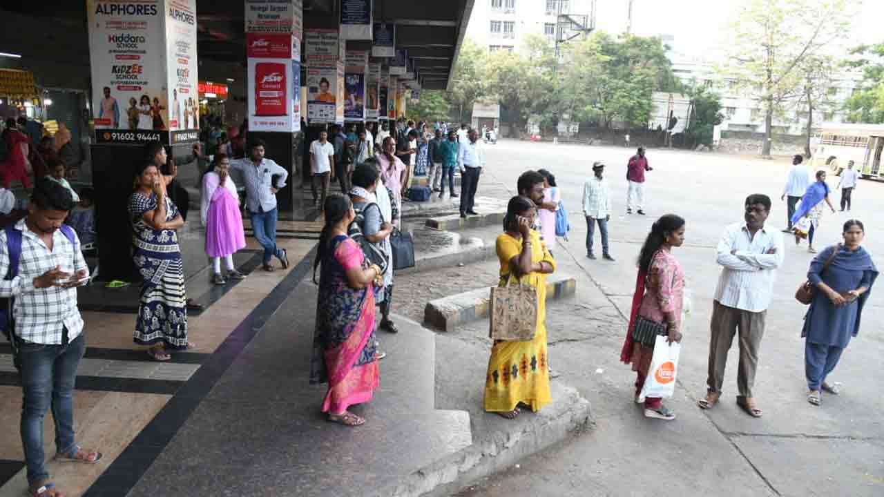 బస్సుల కోసం కరీంనగర్ బస్టాండ్‌లో ప్రయాణికుల ఎదురుచూపులు