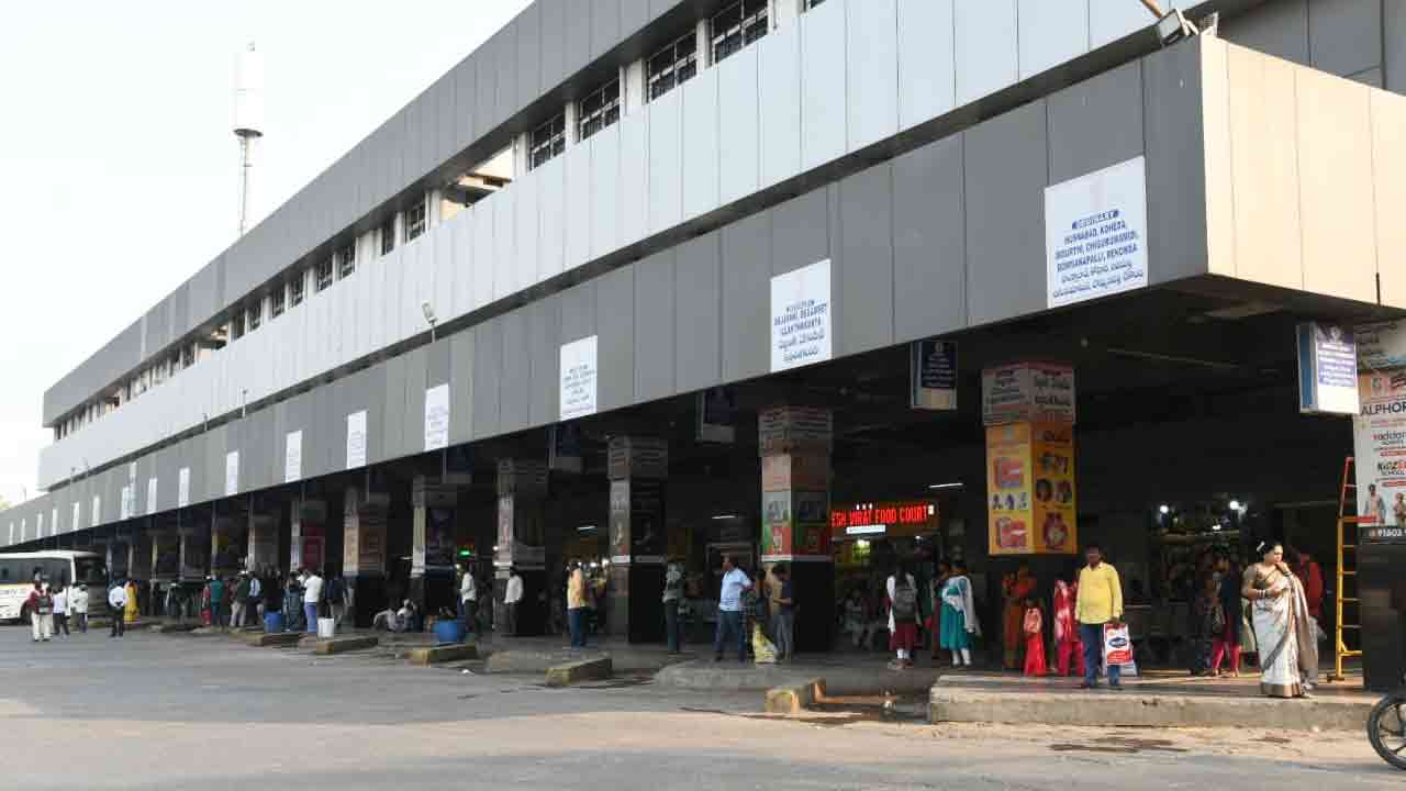 బస్సులు లేక వెలవెలబోతున్న కరీంనగర్ బస్టాండ్