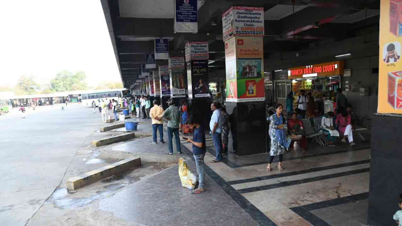 బస్సులు లేక వెలవెలబోతున్న కరీంనగర్ బస్టాండ్