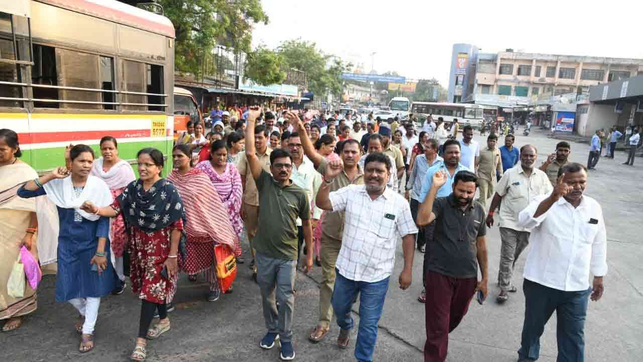 కరీంనగర్ డిపో వద్ద ఆర్టీసీ సిబ్బంది ధర్నా