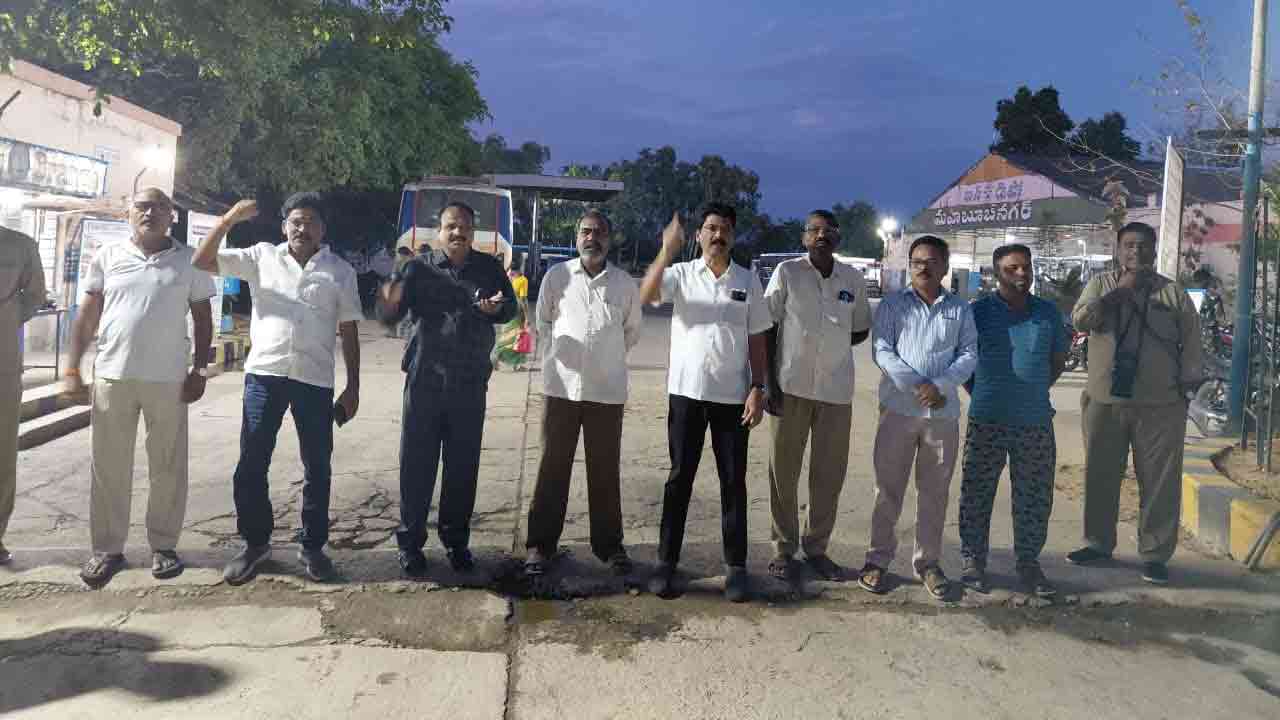 మహబూబ్‌నగర్‌లో ఆర్టీసీ సిబ్బంది ధర్నా