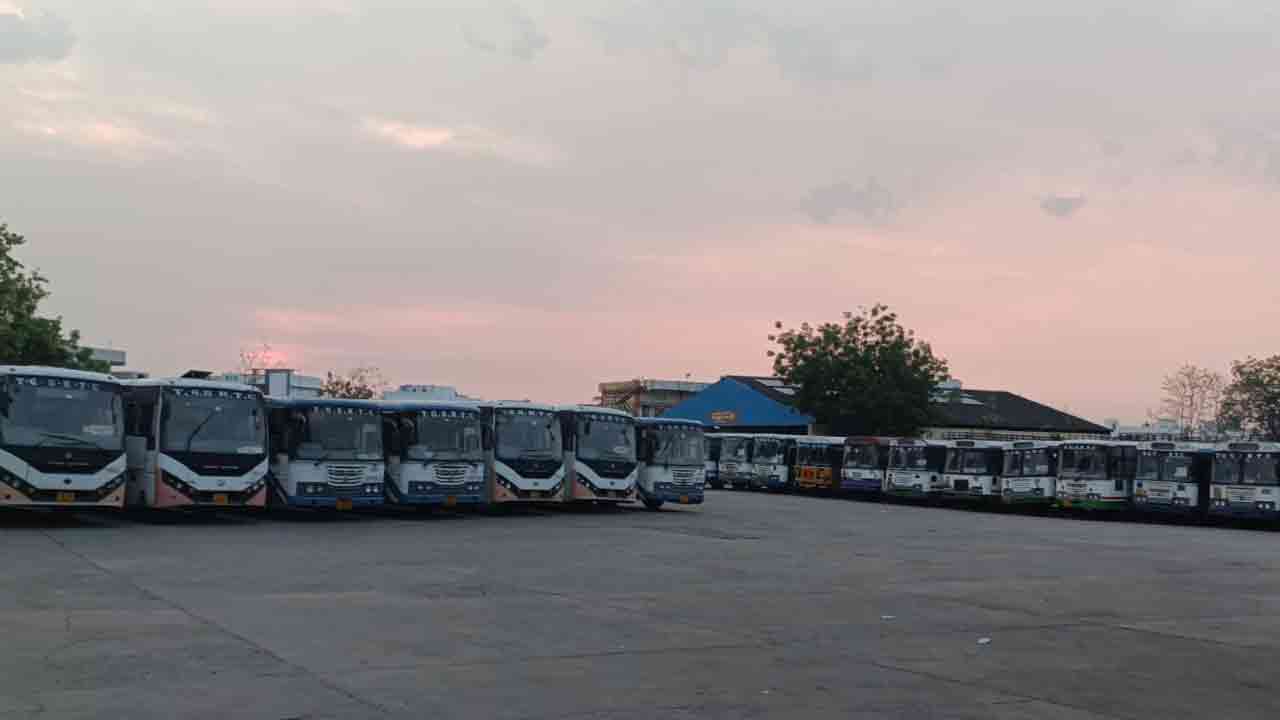 నిర్మల్‌లో నిలిచిపోయిన ఆర్టీసీ బస్సులు