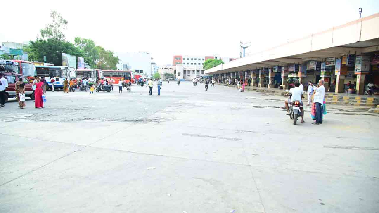 RTC Strike | ఆర్టీసీ సమ్మె నేపథ్యంలో రాష్ట్రవ్యాప్తంగా ఎక్కడికక్కడ బస్సులు నిలిచిపోయాయి. (Pic: నాగర్‌కర్నూలులో)