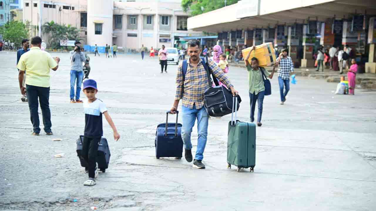 బస్సులన్నీ డిపోలకే పరిమితం కావడంతో బస్టాండ్లు అన్నీ వెలవెలబోతున్నాయి. (pic నిజామాాబాద్‌లో)