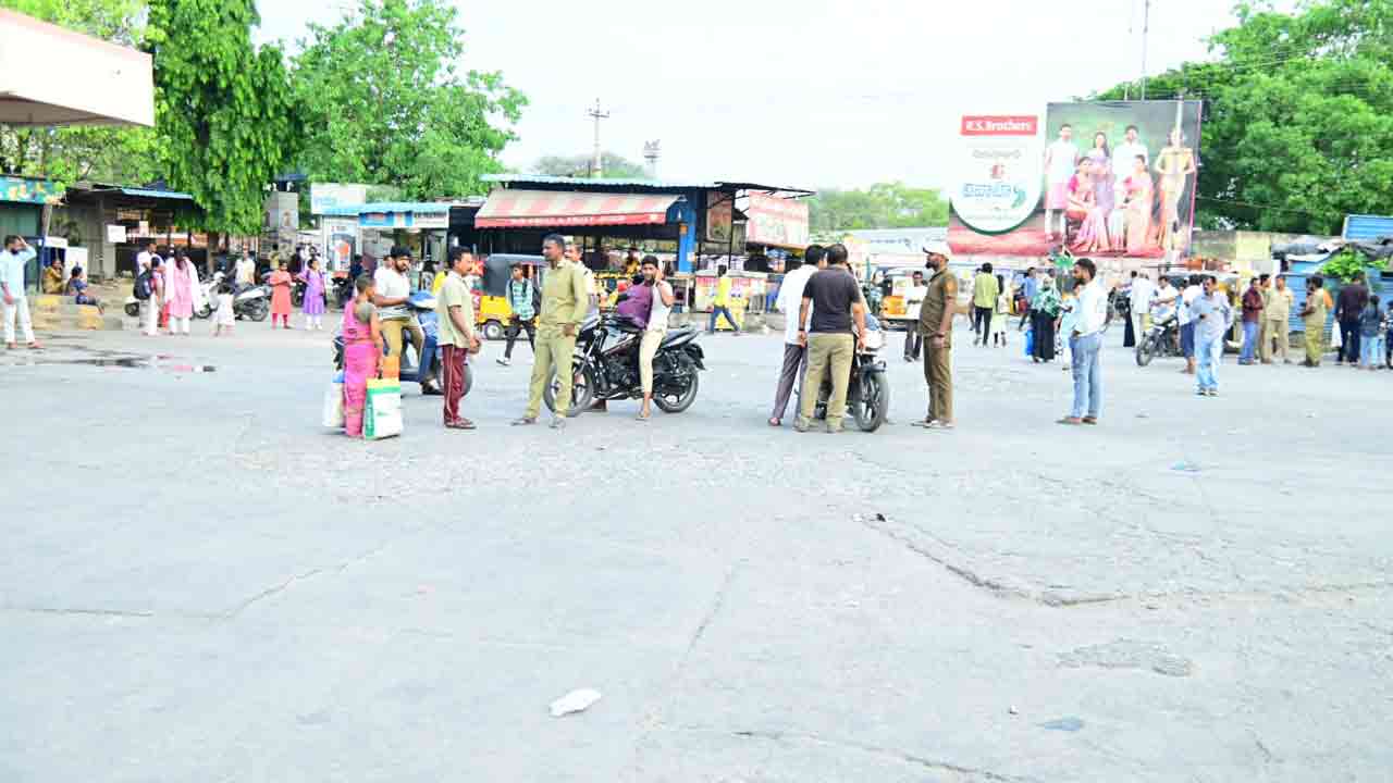 నిజామాబాద్‌లో వెలవెలబోతున్న బస్టాండ్ ప్రాంగణం