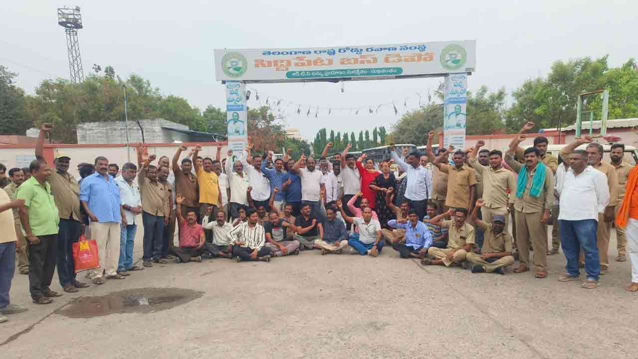 సమ్మె నేపథ్యంలో ఆర్టీసీ సిబ్బంది డిపోల ఎదుట బైఠాయించి ఆందోళన చేపట్టారు. తమ డిమాండ్లను పరిష్కరించాలని డిమాండ్ చేశారు.