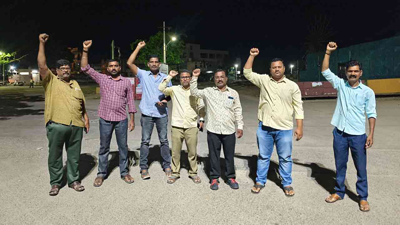 సిరిసిల్లలో ఆర్టీసీ సిబ్బంది ధర్నా