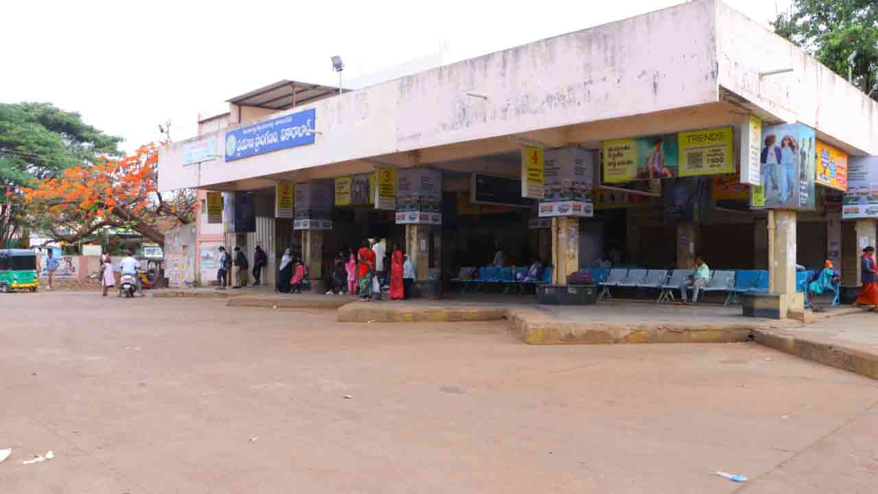 వికారాబాద్‌లో వెలవెలబోతున్న బస్టాండ్