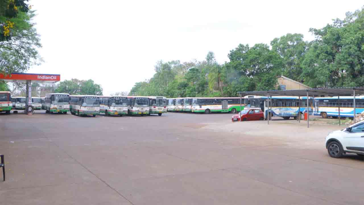 వికారాబాద్ డిపోలో నిలిచిపోయిన బస్సులు