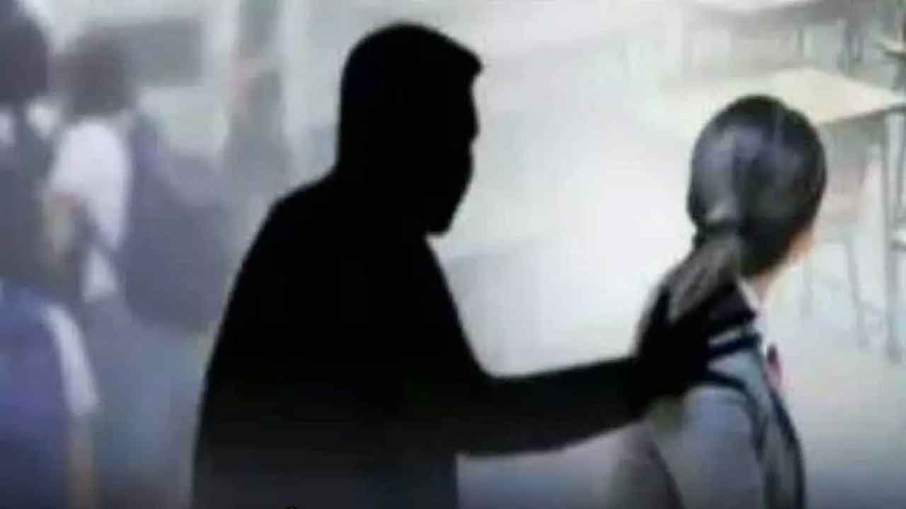 విద్యార్థినులకు లిఫ్ట్‌ ఇచ్చి అసభ్య ప్రవర్తన