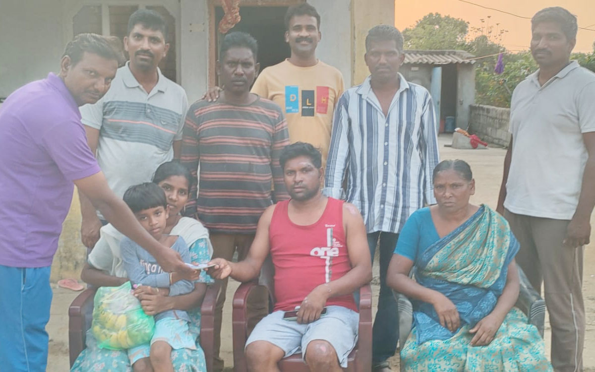 సెక్యూరిటీ గార్డ్‌కు తోటి ఉద్యోగుల ఆర్థిక సాయం