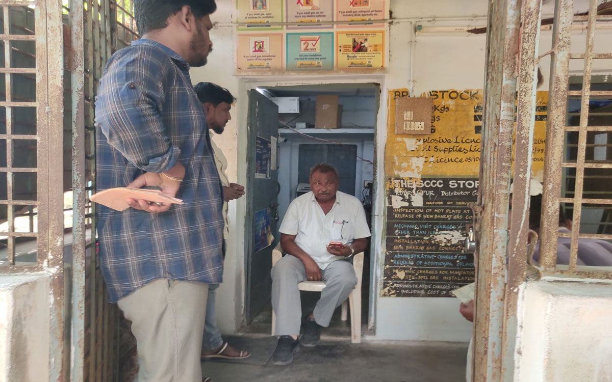 దారి మ‌ళ్లుతున్న‌ సిలిండర్లు.. సింగ‌రేణి కార్మికుల అవస్థ‌లు !