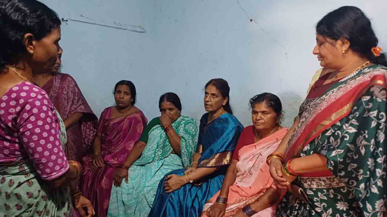 Sabitha Indra Reddy | బీఆర్‌ఎస్‌ నాయకుల కుటుంబాలను ఓదార్చిన ఎమ్మెల్యే సబితా ఇంద్రారెడ్డి