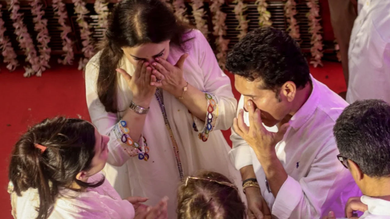 Asha Bhosle: ఆశా భోంస్లేకు నివాళి.. ఏడ్చేసిన స‌చిన్ టెండూల్క‌ర్‌.. వీడియో