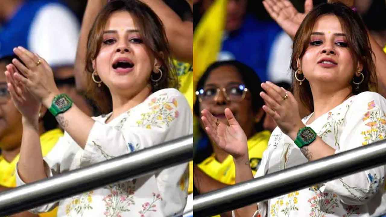 Sakshi Dhoni: ముంబై స్టేడియంలో ధ‌గ‌ధ‌గ‌లు.. 3 కోట్ల ఖ‌రీదైన వాచ్‌ ధ‌రించిన సాక్షీ ధోనీ