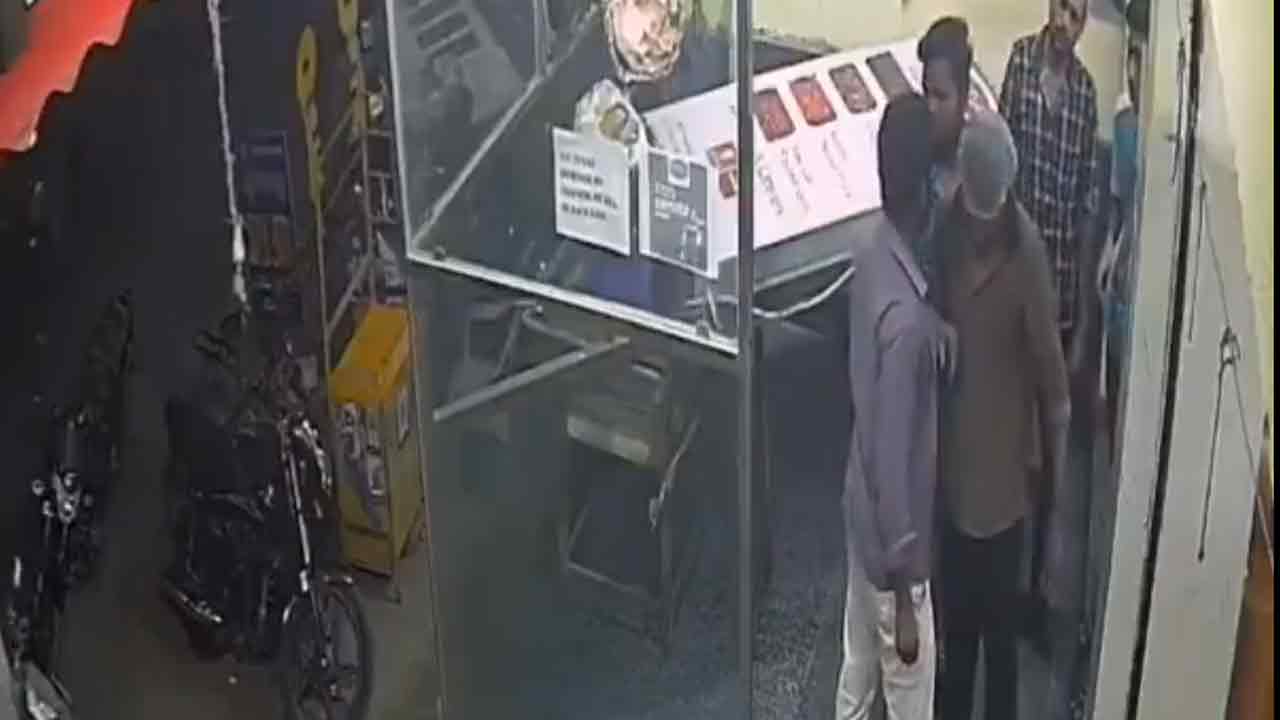 Sangareddy | సాంబార్ ఇవ్వలేదని వ్యక్తిపై దాడి.. సంగారెడ్డి జిల్లాలో ఘటన : వీడియో