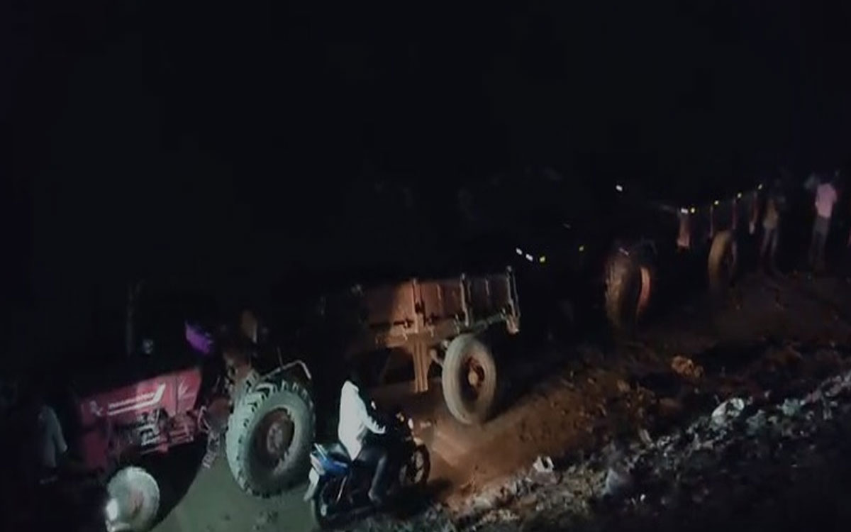 బరితెగించిన ఇసుక మాఫియా.. ఉప సర్పంచ్‌పై దాడికి యత్నం