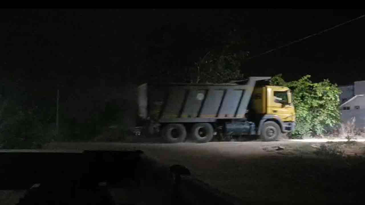 Illegal Sand Mining | మాగనూరులో ఇసుక అక్రమ రవాణా.. గ్రామస్తులు పట్టించిన 10 టిప్పర్లను వదిలేసిన పోలీసులు