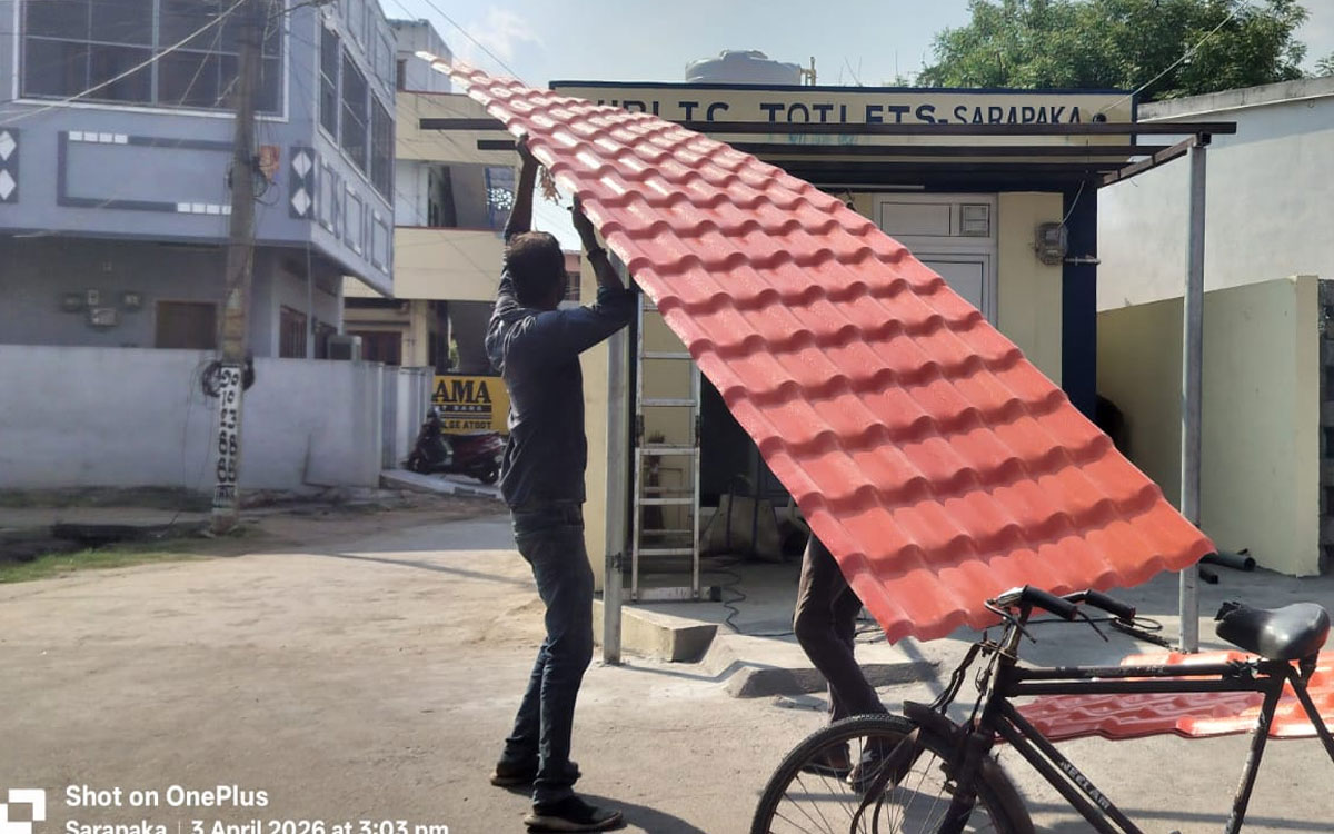 పబ్లిక్ టాయిలెట్ నిర్వాహ‌కుడికి ‘నీడ’ ఏర్పాటు