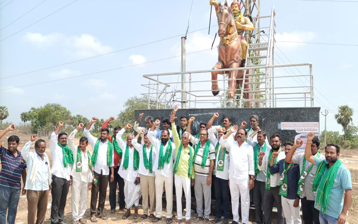 తుంగతుర్తిలో సర్దార్ సర్వాయి పాపన్న వర్ధంతి