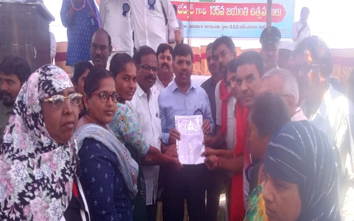 ప్రొసీడింగ్ ఆర్డర్స్ ఇచ్చి డబుల్ బెడ్ రూమ్ ఇండ్లు స్వాధీన పరచాలి : సీపీఎం