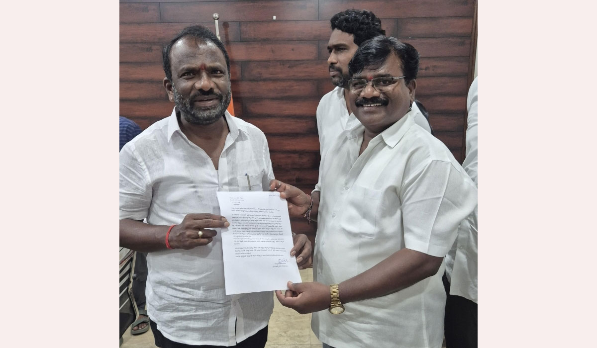 Godavarikhani | కాలువ నిర్మాణం సగంలో ఆపిన కాంట్రాక్టర్.. మేయర్ కు ఫిర్యాదు చేసిన మాజీ కార్పొరేటర్