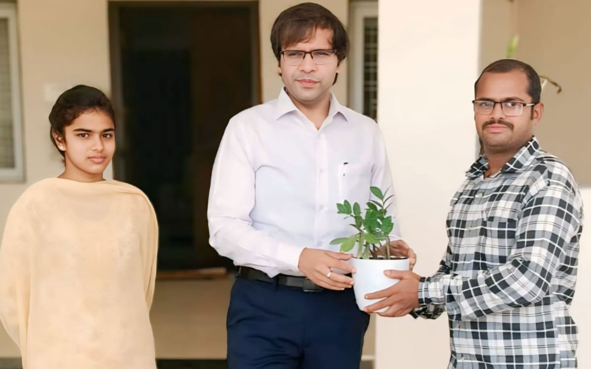 గురుకుల స్టేట్ ర్యాంకర్ సాత్విక‌కు కలెక్టర్ అంకిత్ అభినంద‌న‌