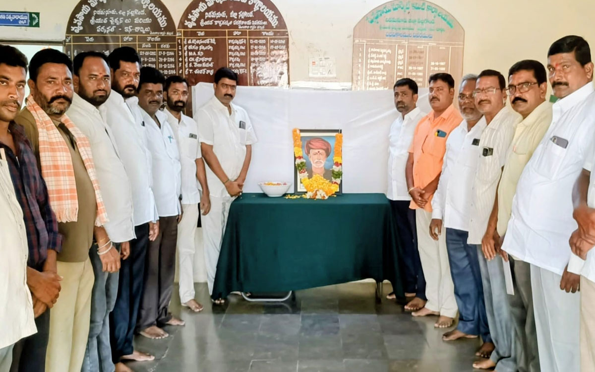 ‘పూలే ఆశయ సాధనకు కృషి చేయాలి’