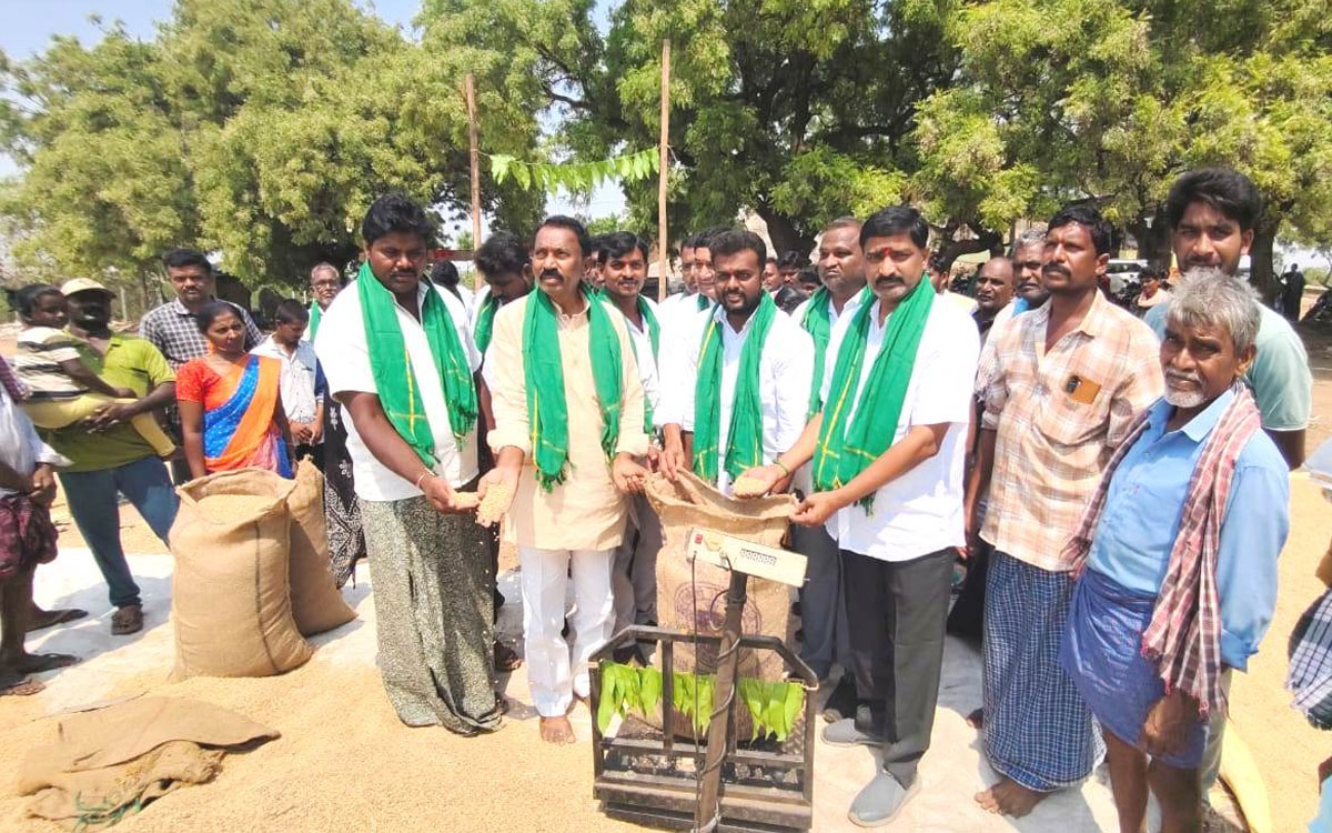 ఎర్రబెల్లిలో ధాన్యం కొనుగోలు కేంద్రం ప్రారంభం