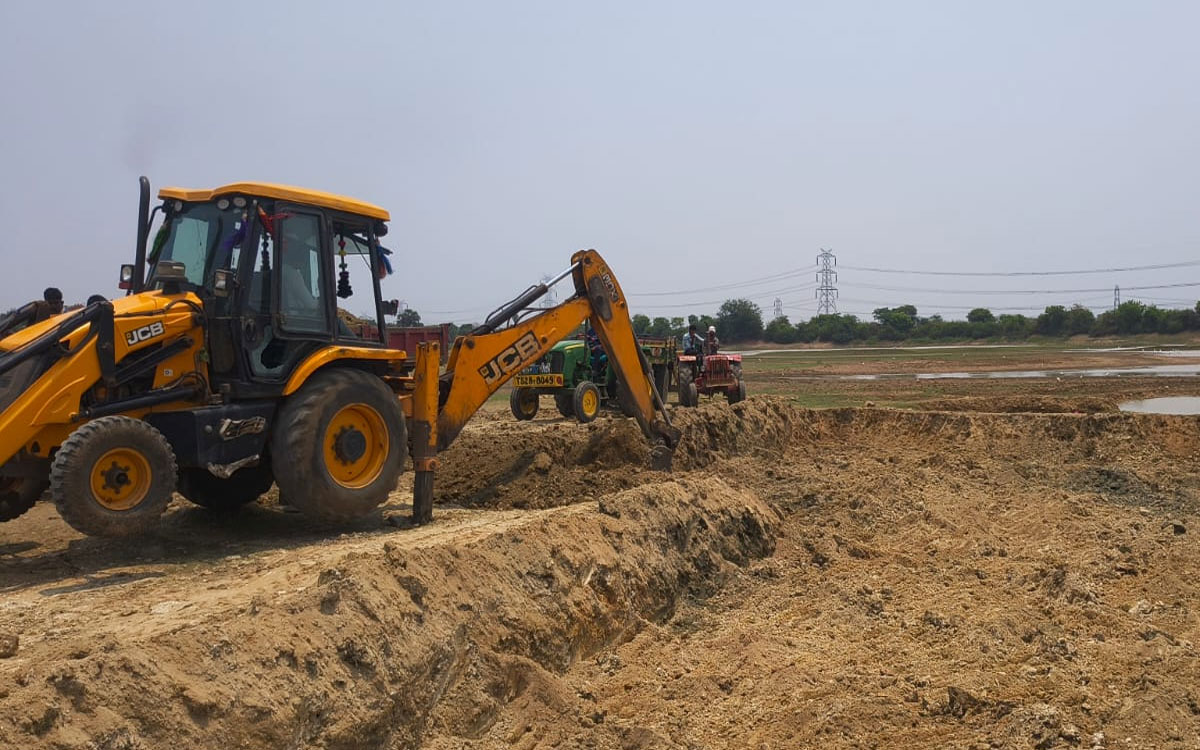 సాయమ్మ చెరువులో అక్రమ మట్టి రవాణా