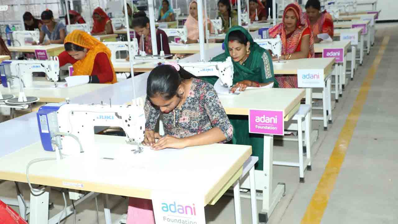 బీసీ మహిళలకు ఆటోమెటిక్‌ కుట్టుమిషన్లు.. ఉత్తర్వులు జారీచేసిన బాల