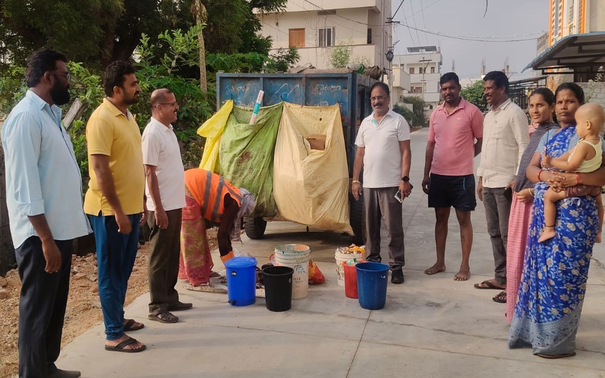 నగర పరిశుభ్రతపై ప్రత్యేక దృష్టి : కమిషనర్ బచ్చలకూరి శరత్‌చంద్ర‌
