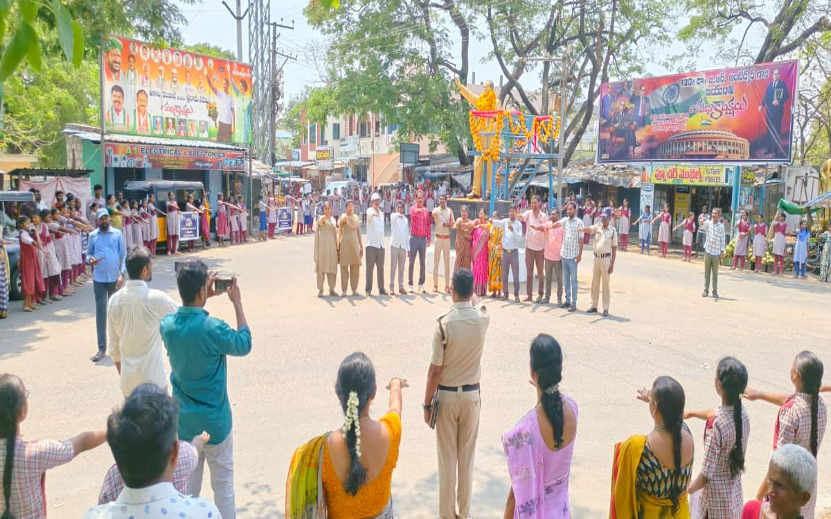 రోడ్డు ప్రమాదాల నివారణ ఉద్యమమే ‘అరైవ్-అలైవ్’