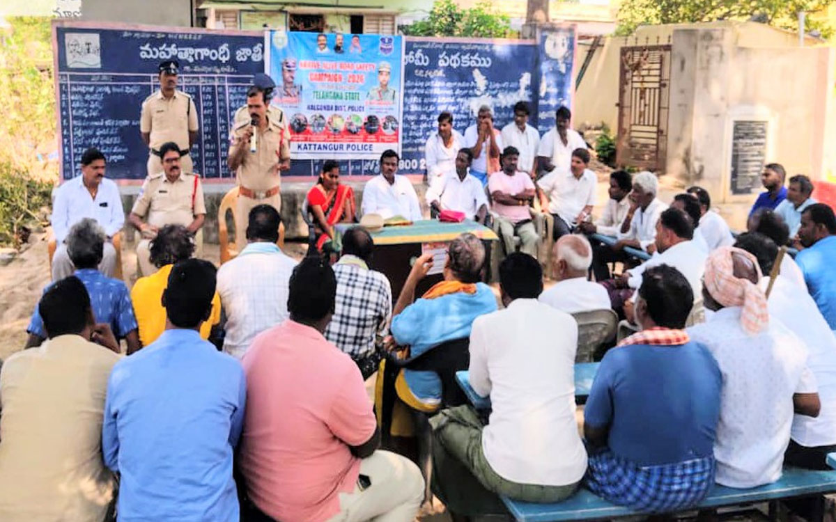 రోడ్డు భద్రత నియమాలు పాటించాలి : ఎస్ఐ మునుగోటి రవీందర్