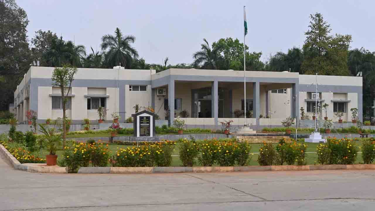 Rudrampur | గుట్టుచప్పుడు కాకుండా క్వార్టర్స్ కౌన్సిలింగ్.. అన్యాయంపై భగ్గుమంటున్న ఉద్యోగులు..!