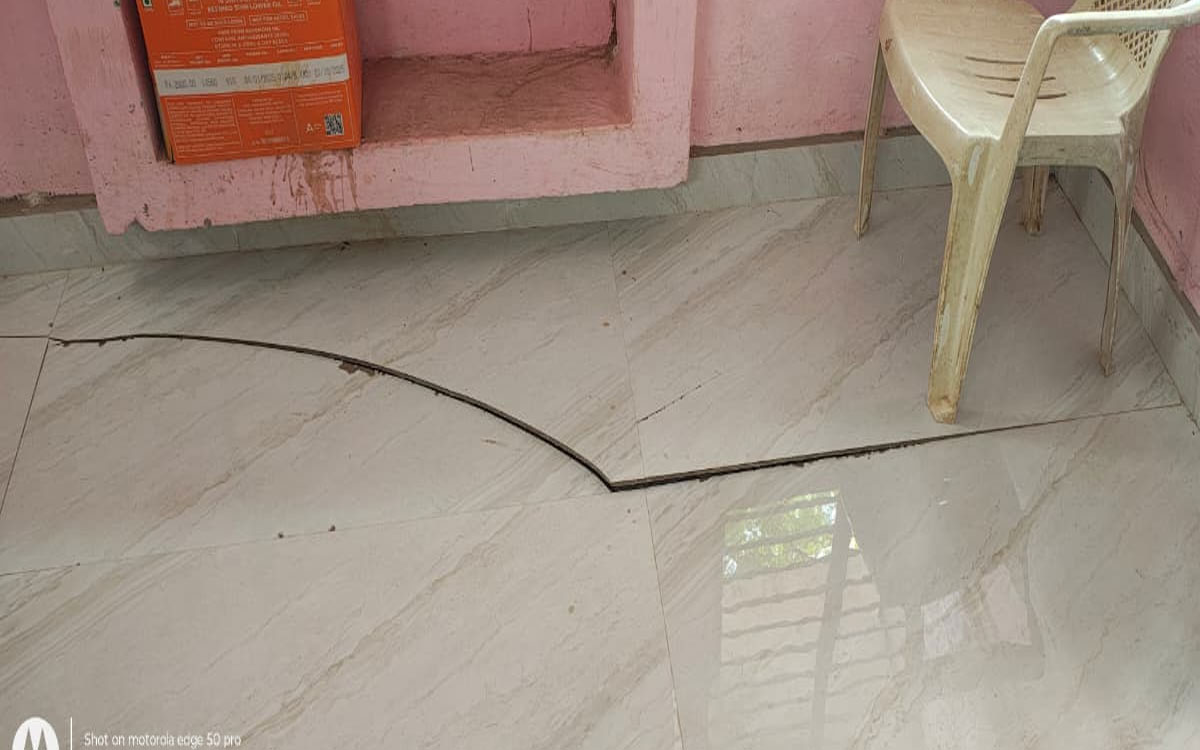 నాసిరకంగా సింగ‌రేణి ఎంఈఓ కార్యాలయ భవన మరమ్మ‌తులు