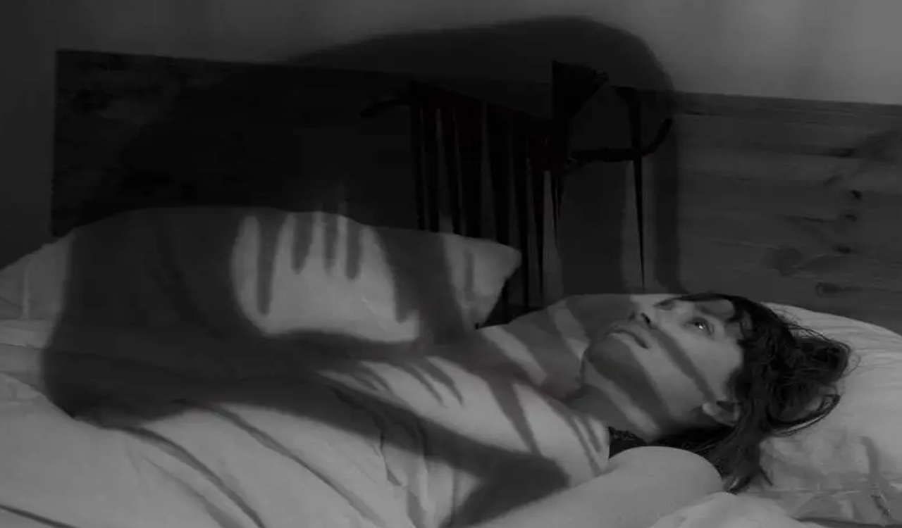 Sleep paralysis | నిద్రలో ఛాతిపై దెయ్యం కూర్చున్నట్లు అనిపిస్తుందా.. నోట మాట రావట్లేదా.. ఇది నిజమేనా?