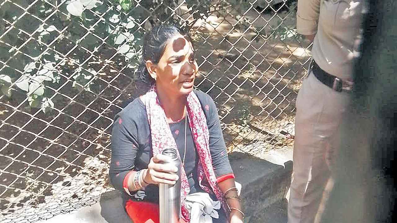 హెచ్‌ఆర్‌సీ ఎదుట మహిళ ఆత్మహత్యాయత్నం