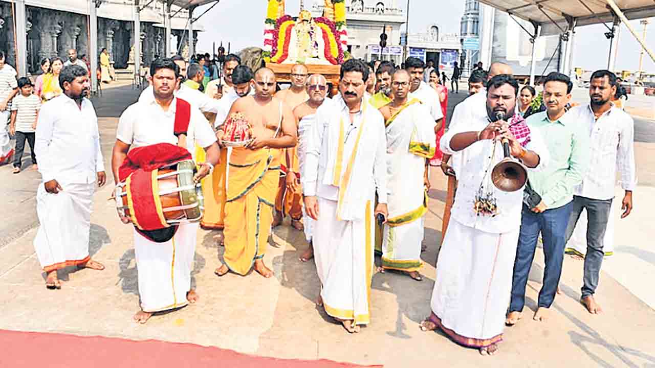 గరుడ వాహనంపై ఊరేగిన స్వామివారు.. గుట్టలో వైభవంగా నృసింహస్వామి జయంతోత్సవాలు