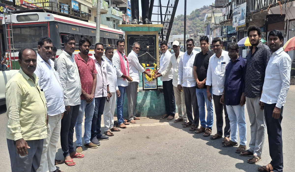 Dharmaram | జ్యోతిబాపూలే కు ధర్మారంలో నివాళులర్పించిన బీఆర్ఎస్ నాయకులు