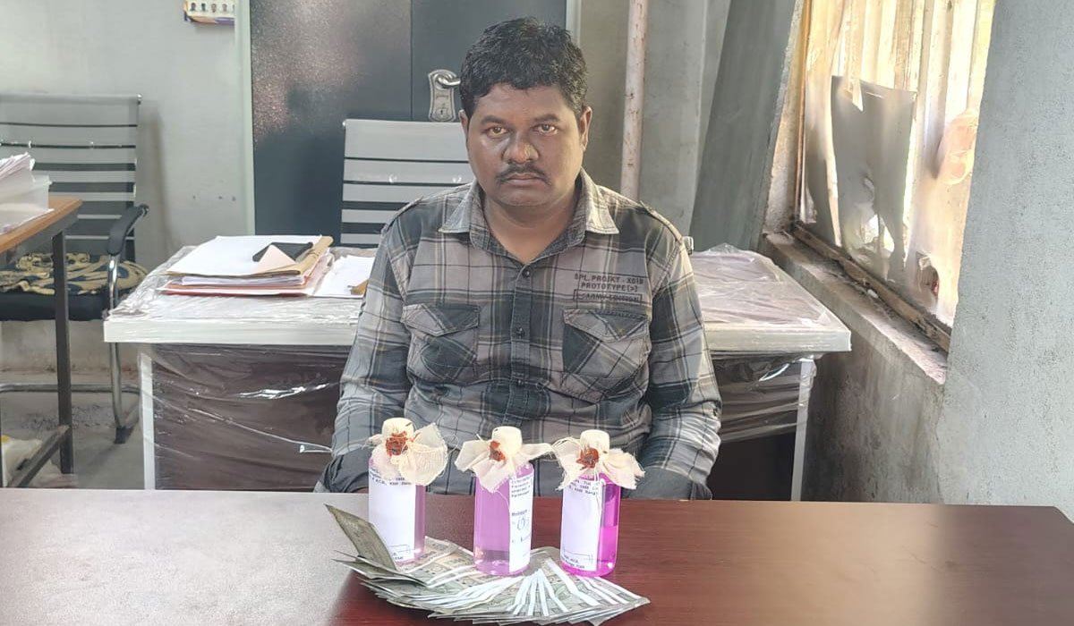 ACB Trap | రైతు నుండి రూ.10వేల లంచం తీసుకుంటూ ఏసీబీకి చిక్కిన ఆర్‌ఐ