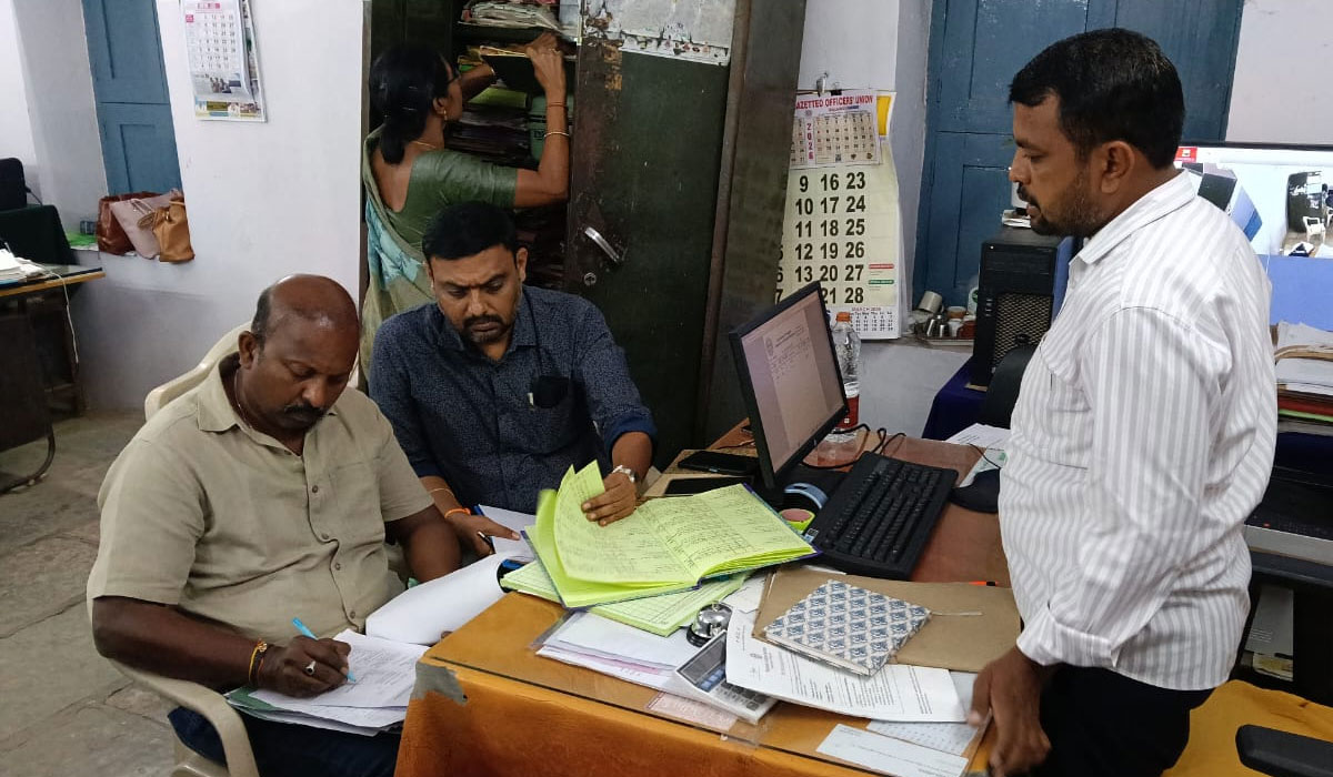 Vigilance Inspections | గంగాధర సబ్ రిజిస్ట్రార్‌ కార్యాలయంలో విజిలెన్స్ తనిఖీలు