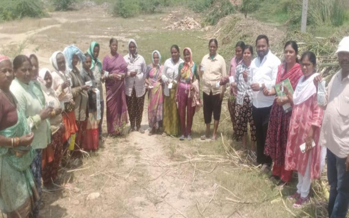 ఉపాధి కూలీల‌కు ఓఆర్‌ఎస్ ప్యాకెట్ల‌ పంపిణీ