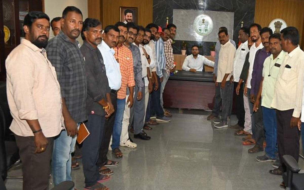 పాత జీఓ ప్రకారం అక్రిడిటేషన్‌ కార్డులు ఇవ్వాల‌ని కలెక్టర్‌కు వినతి