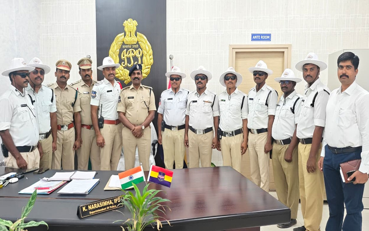 సూర్యాపేట‌ ట్రాఫిక్ పోలీసుల‌కు సమ్మర్ కిట్స్, హెల్మెట్లు అందజేత
