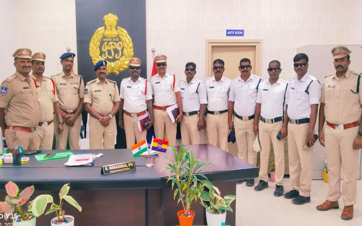 ట్రాఫిక్ పోలీస్ సిబ్బందికి చలువ కళ్లద్దాలు, సమ్మర్ కిట్ల పంపిణీ