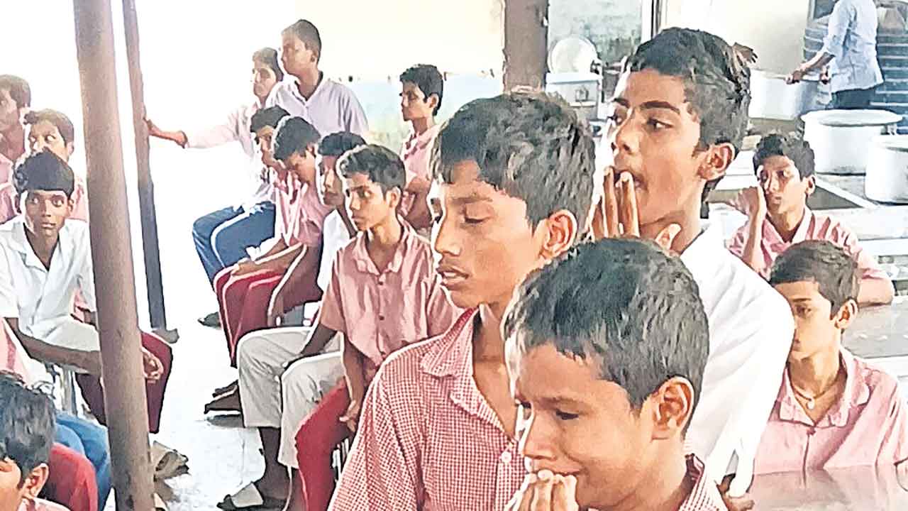 Ragging | గంగాధర గురుకులంలో ర్యాగింగ్‌..పదోతరగతి విద్యార్థుల దౌర్జన్యం