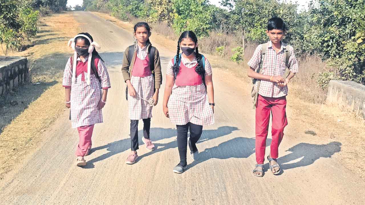 చదవాలంటే నడవాల్సిందే.. రోజూ ఐదు కిలోమీటర్ల నడక