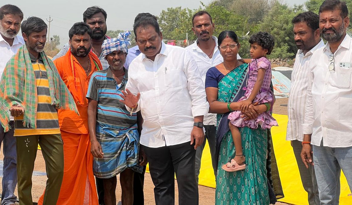 EX MLA Sunke Ravishankar | కొనుగోలు కేంద్రాల్లో వడ్లు కొనే దిక్కే లేదు.. చొప్పదండి మాజీ ఎమ్మెల్యే రవిశంకర్‌